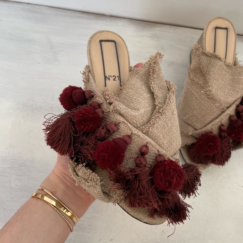 No. 21 Beige Canvas Pom Pom Fringe Tassel Burgundy Mules Pumps Slip On - Picture 4 of 10